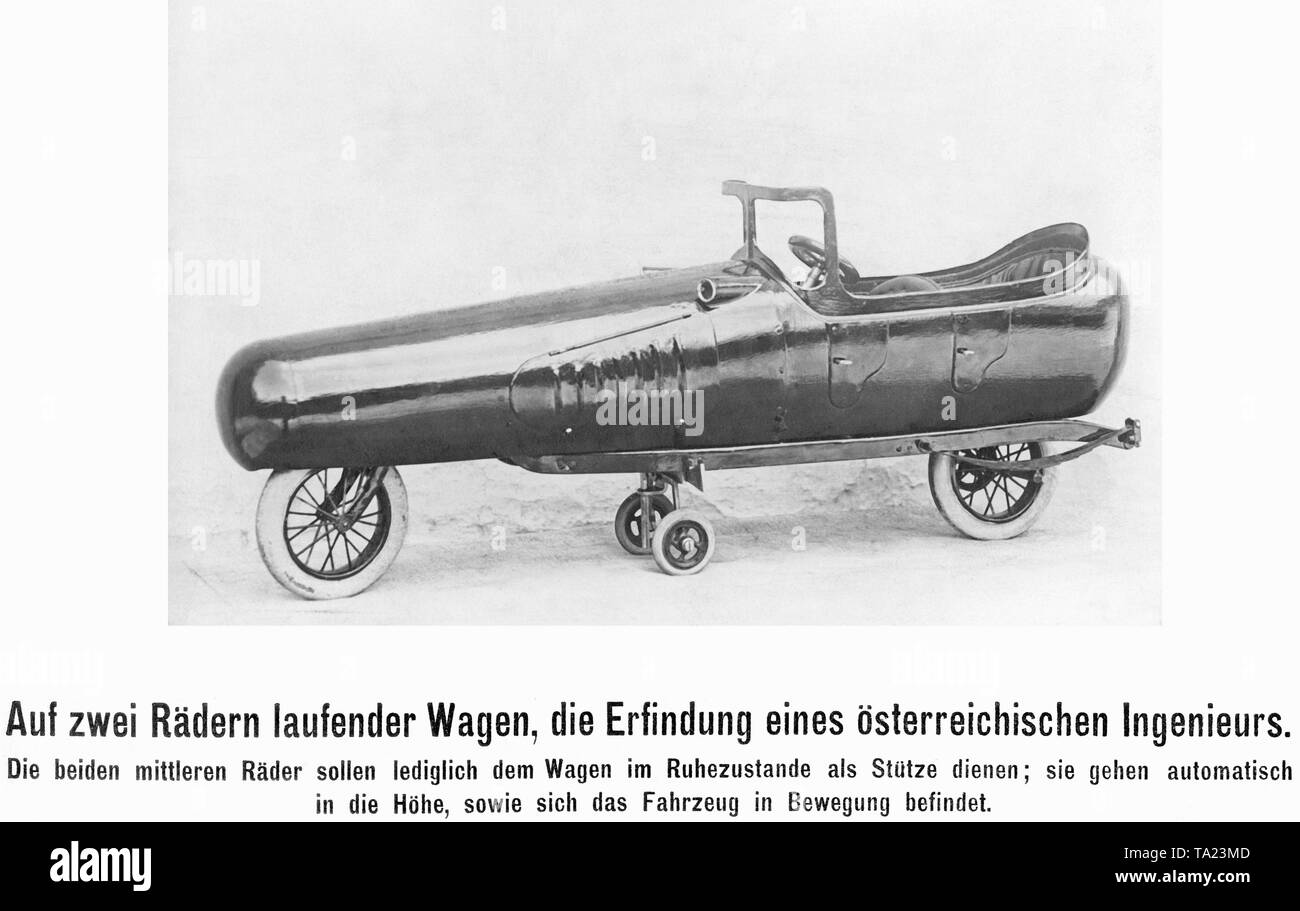 La construction d'un ingénieur autrichien fonctionne sur deux roues. Les deux roues de support supplémentaires sont levées lorsque le chariot est en mouvement. Banque D'Images
