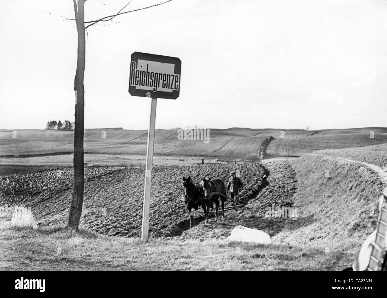 Un agriculteur laboure son champ avec deux chevaux. Dans Konradswalde, près de Bischofswerder, exécute la nouvelle frontière entre l'Allemagne et la Pologne, un signe marque le 'Reichsgrenze" (frontière impériale) (photo non datée). Banque D'Images