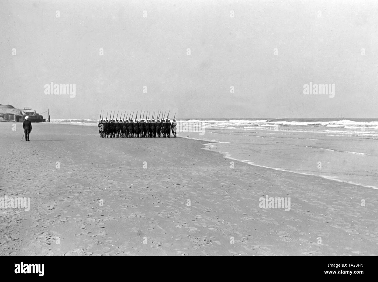 Recrues de la Kriegsmarine (Marine) pendant l'exercice de perçage sur une plage de Norderney. Banque D'Images