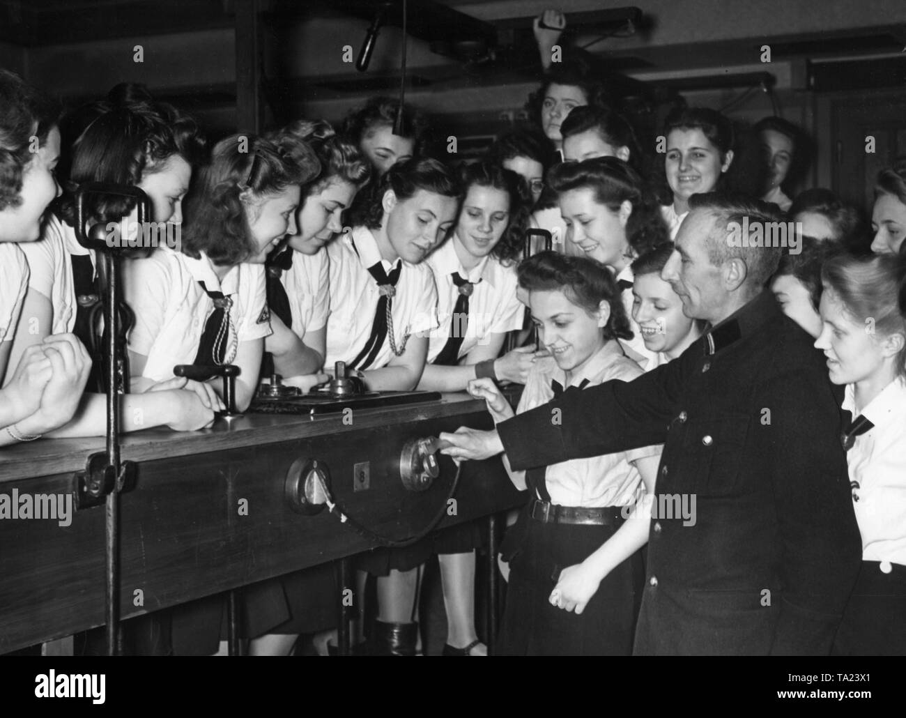 Filles BDM comme conducteurs déployée par l'entreprise de transport de Berlin. Ici, ils reçoivent des instructions sur la suspension d'un câble de frein dans l'accouplement factice. Banque D'Images