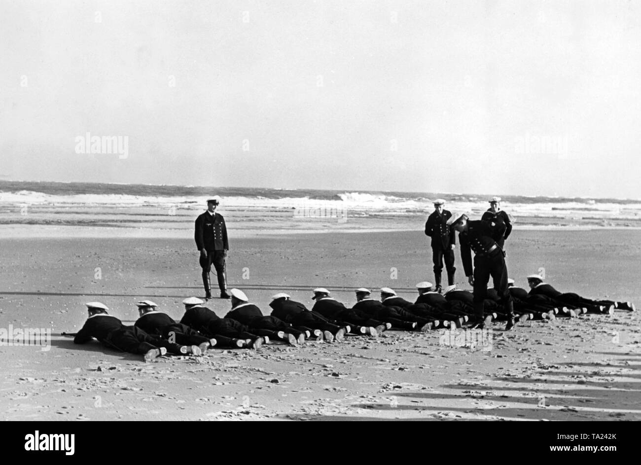 Recrues de la Kriegsmarine (Marine) pendant l'exercice de perçage sur une plage de Norderney. Banque D'Images