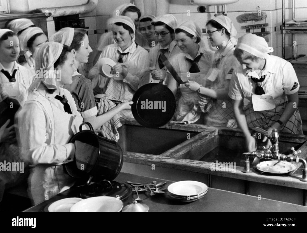 Les membres de la BDM sont actuellement formés à l'aide domestique pendant leur Landjahr. Ici, les filles sont la vaisselle dans la cuisine dans une compétition professionnelle. Banque D'Images