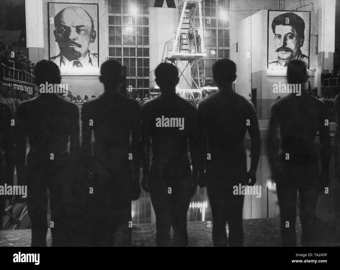 Les nageurs doivent s'aligner à une piscine et sont en attente d'un athlète qui va sauter de la plate-forme de plongée. L'occasion est la grande compétition de natation Moscow-Leningrad dans la piscine de l'AMO en usine. Photo : Schoenauer. Banque D'Images