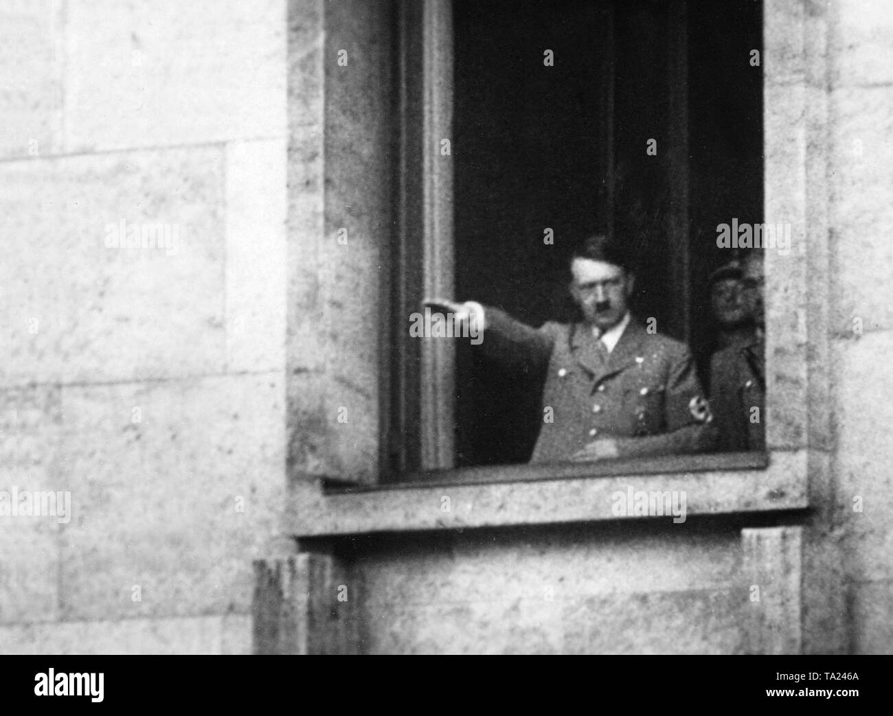 Adolf Hitler retourne à Berlin dans la soirée du 30 juin 1934, après le tournage de Roehm, et accueille depuis une fenêtre de la Chancellerie du Reich. Banque D'Images