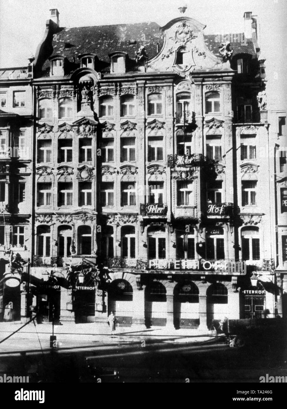 L'ancien Hacker-Pschorr-Gasthof, aujourd'hui "Peterhof" à Munich Marienplatz est aux alentours de 1930, où la première saucisse de veau bavaroise a été faite Banque D'Images