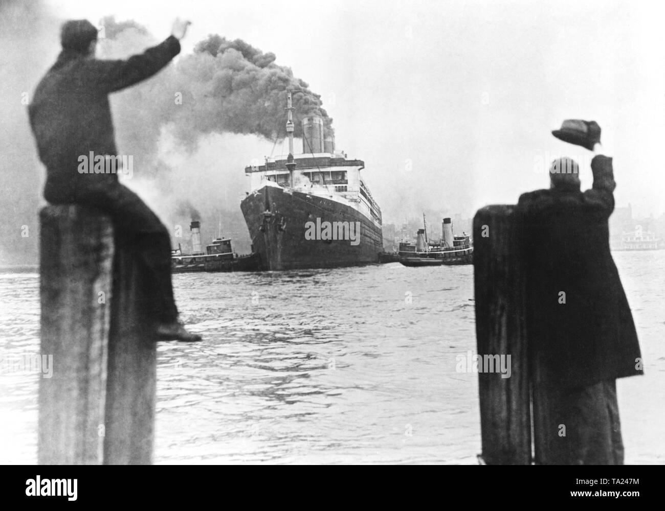 L 'Leviathan', construit en 1913 comme Vaterland, quitte le port de New York pour la dernière fois. Le 14 février, le navire est arrivé dans Rosyth en Ecosse et a été mis au rebut. Banque D'Images