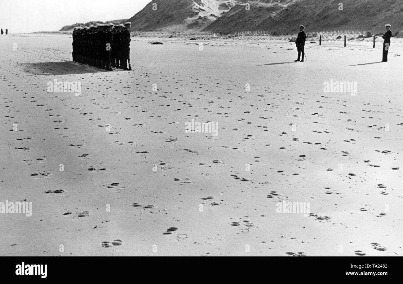 Recrues de la Kriegsmarine (Marine) pendant l'exercice de perçage sur une plage de Norderney. Banque D'Images