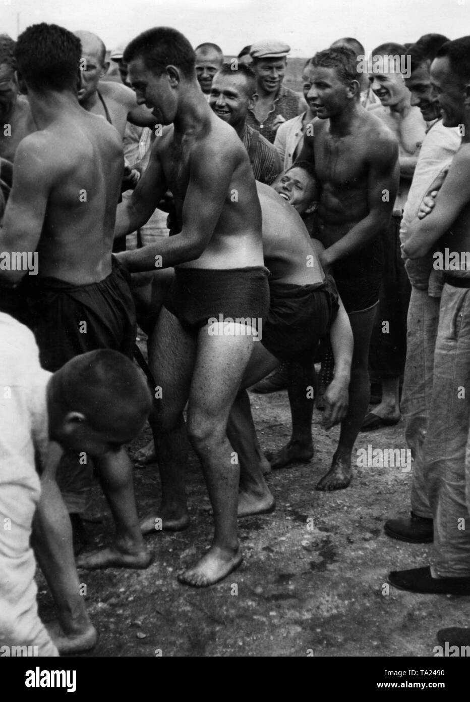 Les gens rire et plaisanter dans un "iscine" du camp de concentration de Dachau, l'une des photos de propagande du régime NS. Banque D'Images