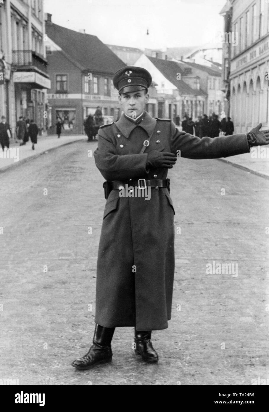 Un agent de la circulation de la police de l'état allemand Memel porte déjà le Elchschaufel (Moose Horn) de la nouvelle prussien de l'insigne sur son chapeau. Banque D'Images