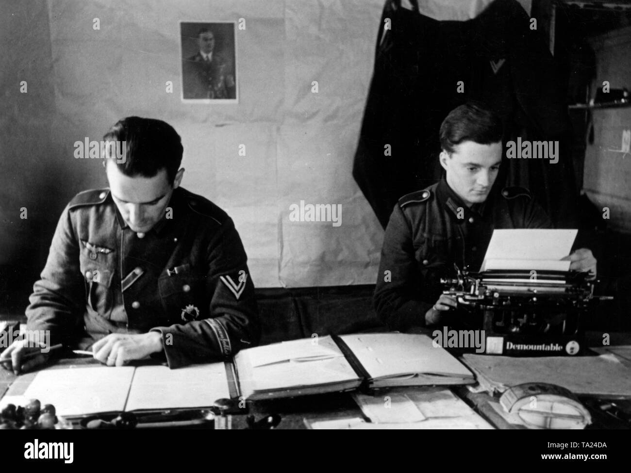 Deux soldats allemands sont assis dans le bureau de poste de commandement d'un bataillon au sud-est du lac Ilmen. Il est probable qu'ils appartiennent à l'infanterie Regiment 271 / 'Feldherrnhalle'. Photo de l'entreprise de propagande (PK) : correspondant de guerre elle. Banque D'Images