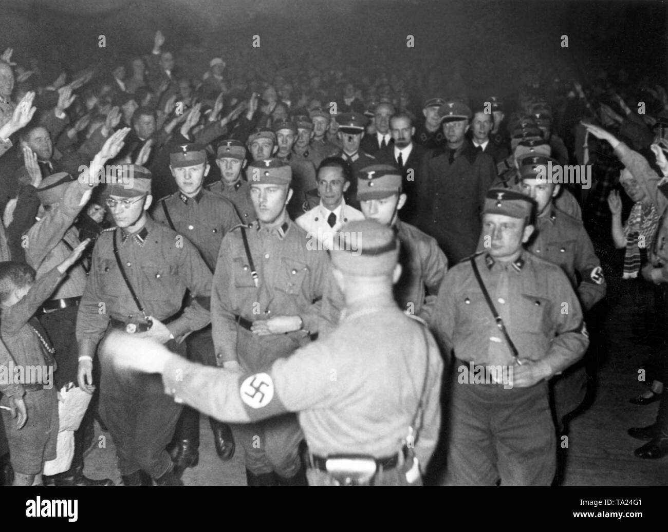 Joseph Goebbels (à la lumière) arrive à la campagne électorale du Reichstag rally du NSDAP dans le Berlin Sportpalast. Il est protégé par sa hommes. Banque D'Images