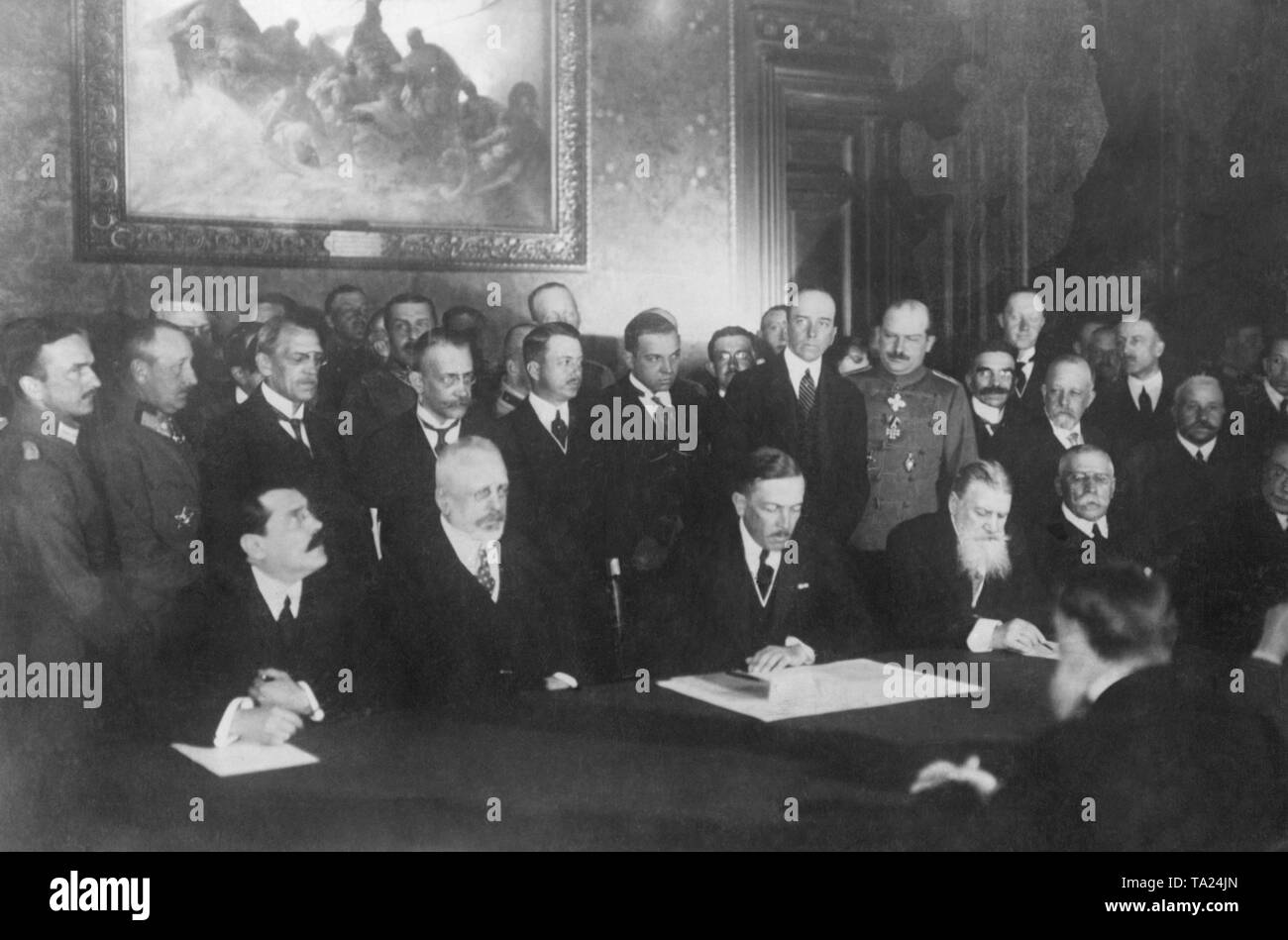 Alexandru Marghiloman, le Premier ministre roumain à la table (2e à partir de la gauche) avec d'autres participants de la réunion avant de signer le traité de paix de Bucarest. Après l'échec de la guerre et l'occupation presque totale de la Roumanie, la paix de Bucarest le 7 mai 1918, a mis fin à la Première Guerre mondiale en Roumanie. Banque D'Images