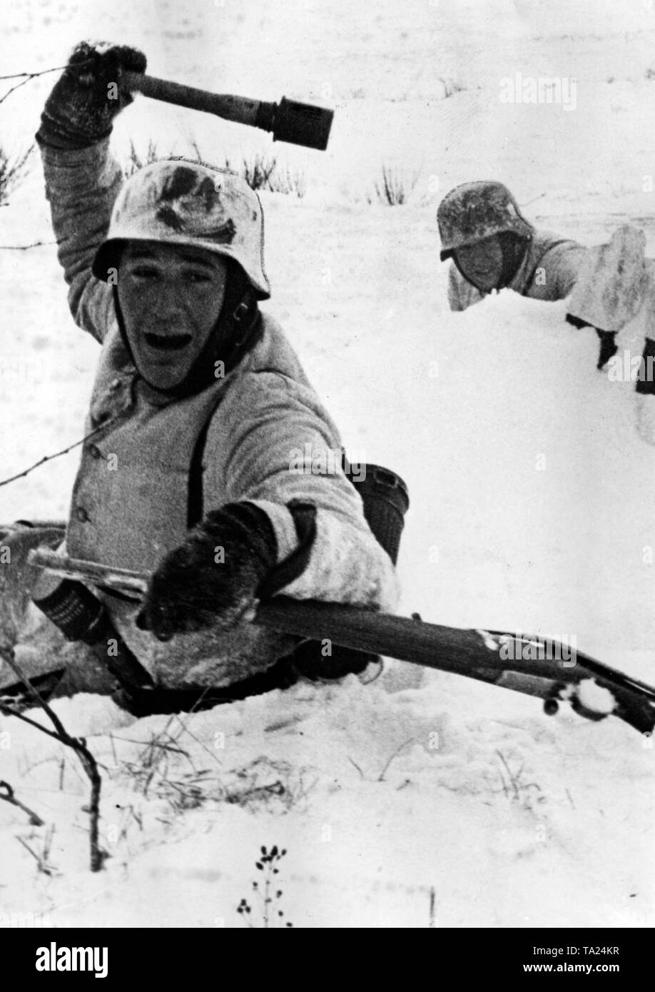 Allongée sur le sol, un soldat de la Wehrmacht allemande lance un bâton grenade. Photo non datée, probablement en décembre 1941 lors de la retraite en dehors de Moscou. (Photo : PK correspondant de guerre Koehler). Banque D'Images