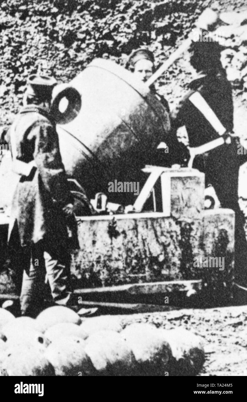 Une photo de la batterie de mortiers de 13 pouces au cours d'un processus de recharge. En raison de la grande production de chaleur dans le tube, cette arme pourrait être tirée une fois toutes les 30 minutes. Banque D'Images