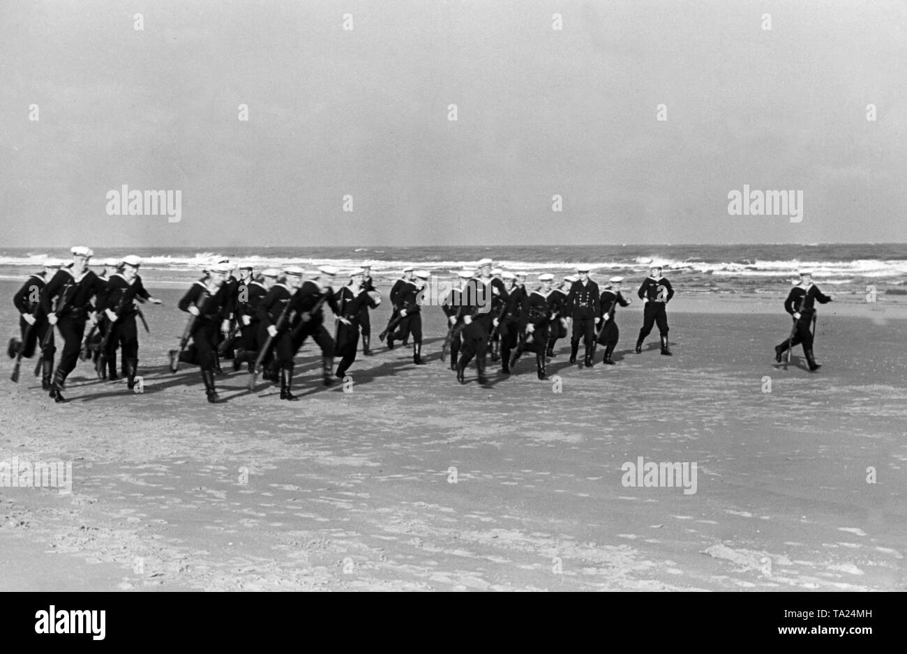 Recueillir des recrues sur une plage sur Norderney au cours d'un exercice. Banque D'Images