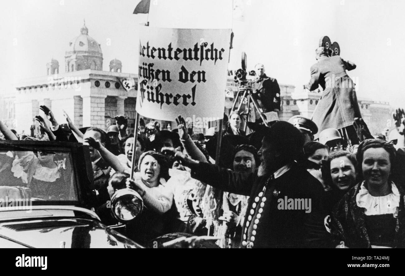 Allemands des Sudètes greet dictateur nazi Adolf Hitler lors de sa visite à Vienne. À Vienne, il a annoncé l'Anschluss (annexion) de l'Autriche à l'Empire allemand. L'affiche indique : "udeten allemands salue le Führer". Banque D'Images