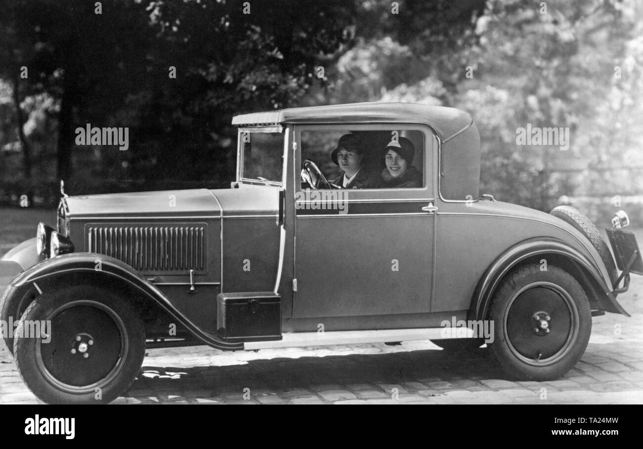 Deux jeunes femmes d'une DKW F1. Banque D'Images