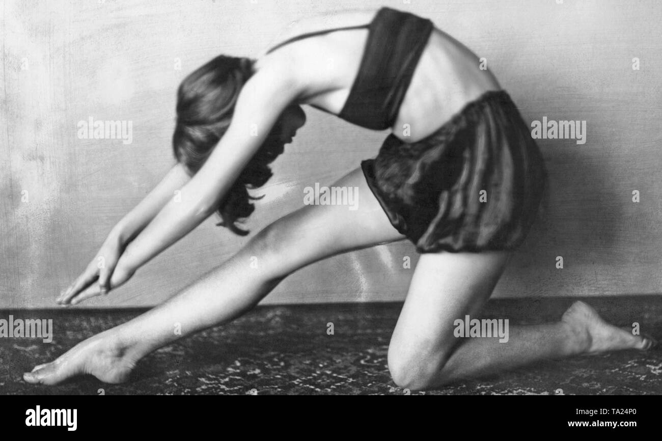 Une femme effectue des exercices de gymnastique (sans date). Photo : Claere Sonderhoff. Banque D'Images
