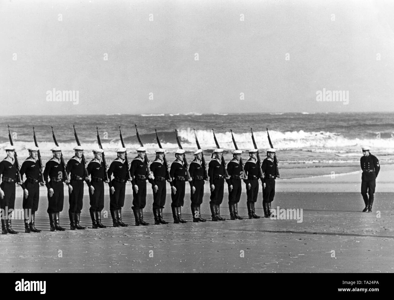 Recrues de la Kriegsmarine (Marine) pendant l'exercice de perçage sur une plage de Norderney. Banque D'Images