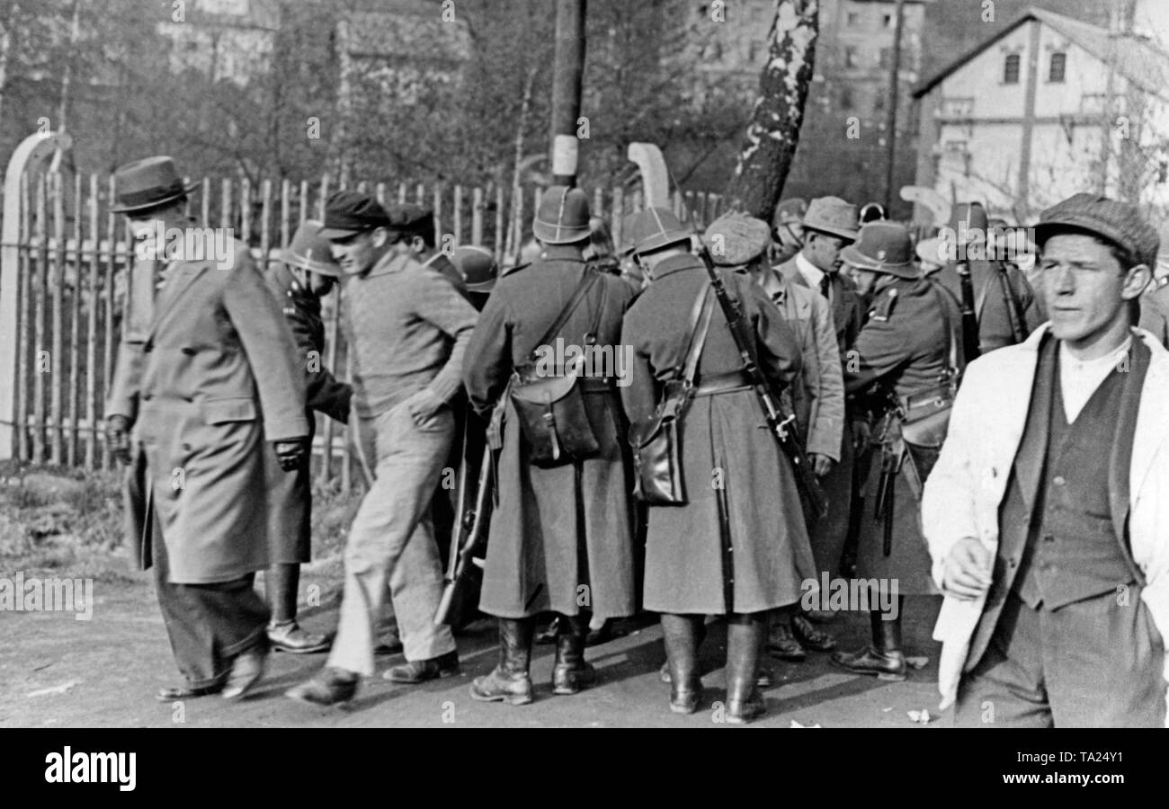 Avant une réunion électorale du SdP dans Neudek Nejdek (aujourd'hui), les participants sont recherchés par la police. Banque D'Images