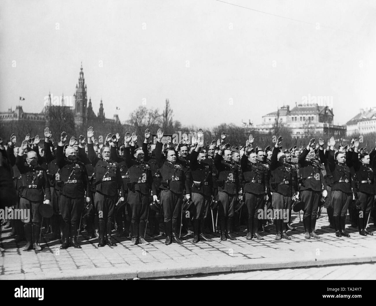 Après l'annexion de l'Autriche à l'Empire allemand, membres du service de police sont assermentés pour le national-socialisme, dictateur Adolf Hitler. Banque D'Images