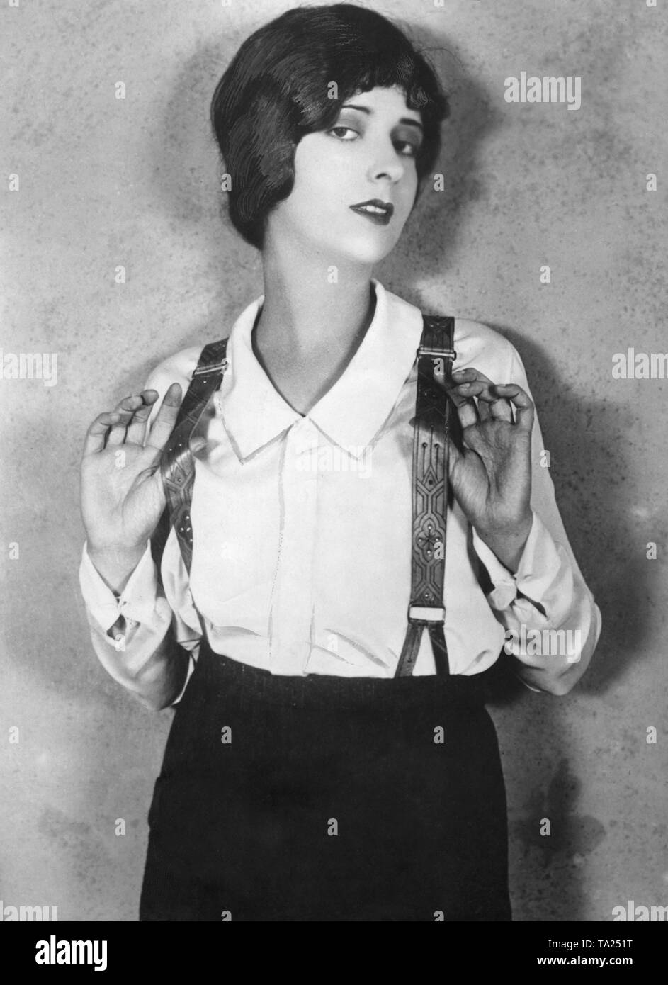 L'actrice américaine Kathyn Kay porte une chemise blanche avec un pantalon  à bretelles Photo Stock - Alamy