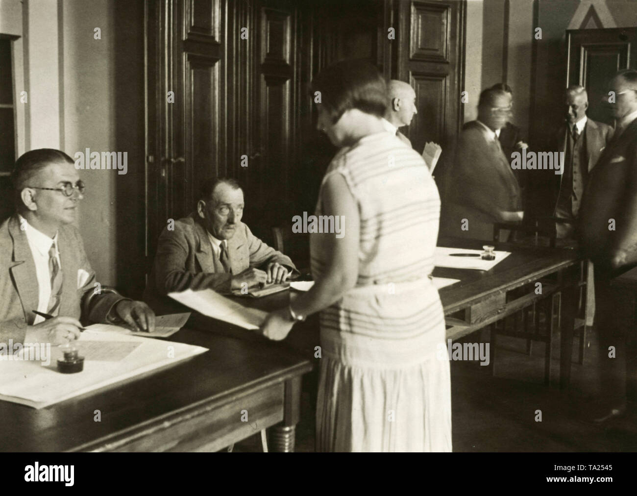 Le nouveau bureau de contrôle du change étranger dans le Landesfinanzamt (revenu) à Lehrtner Bahnhof / Berlin a été ouvert (04.08.1931). Offres et les informations sont traitées ici. Banque D'Images