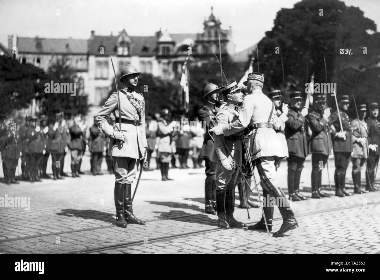Le général français Gobeau rend hommage à un colonel de l'armée d'occupation française à Koblenz (photo non datée). Banque D'Images