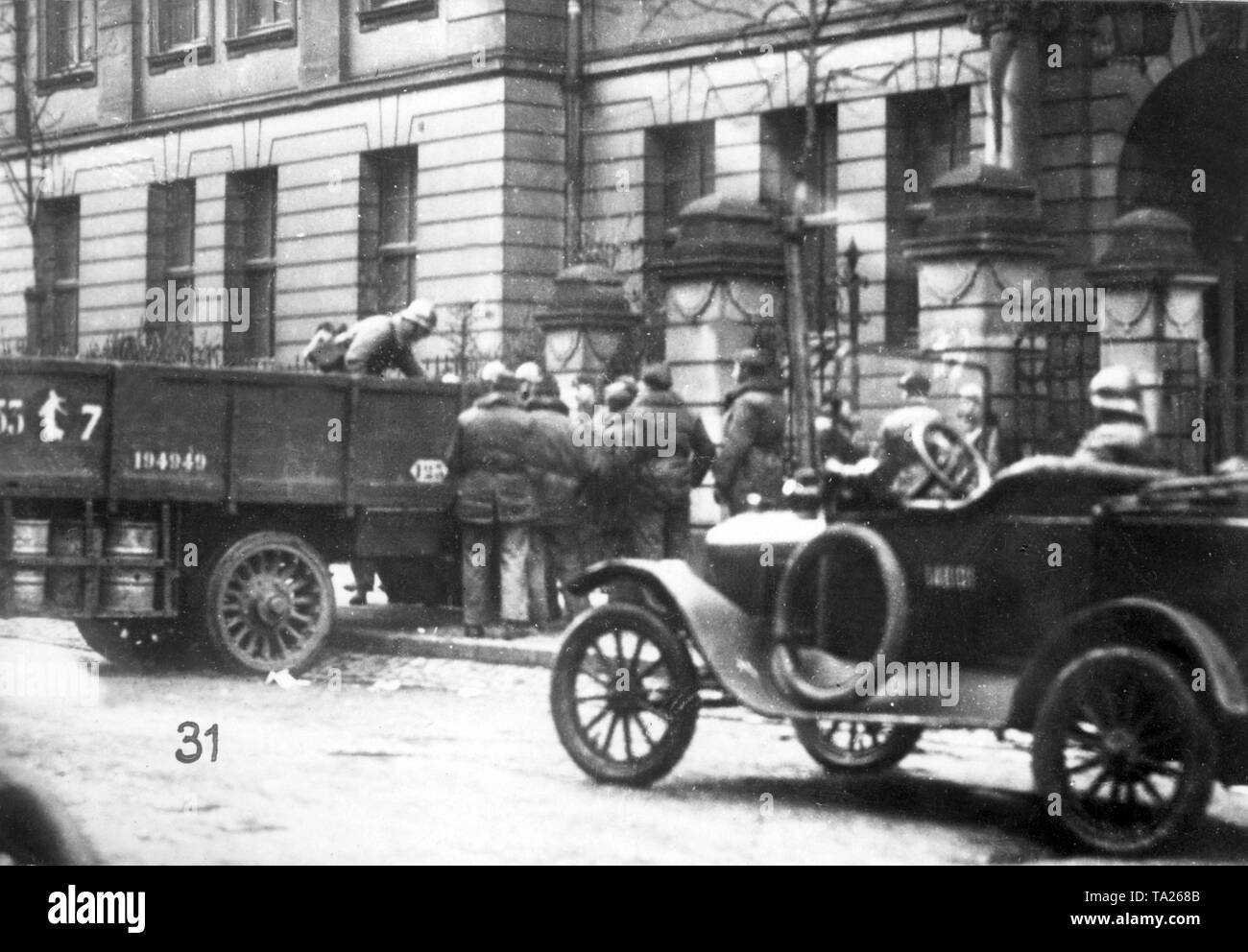 Après que des soldats de l'occupation française ont saisi plusieurs choses dans les casernes de la Sicherheitspolizei (Police de sécurité) dans le Lindemannstrasse, le butin est chargé sur un camion et transportés loin (photo non datée). Banque D'Images