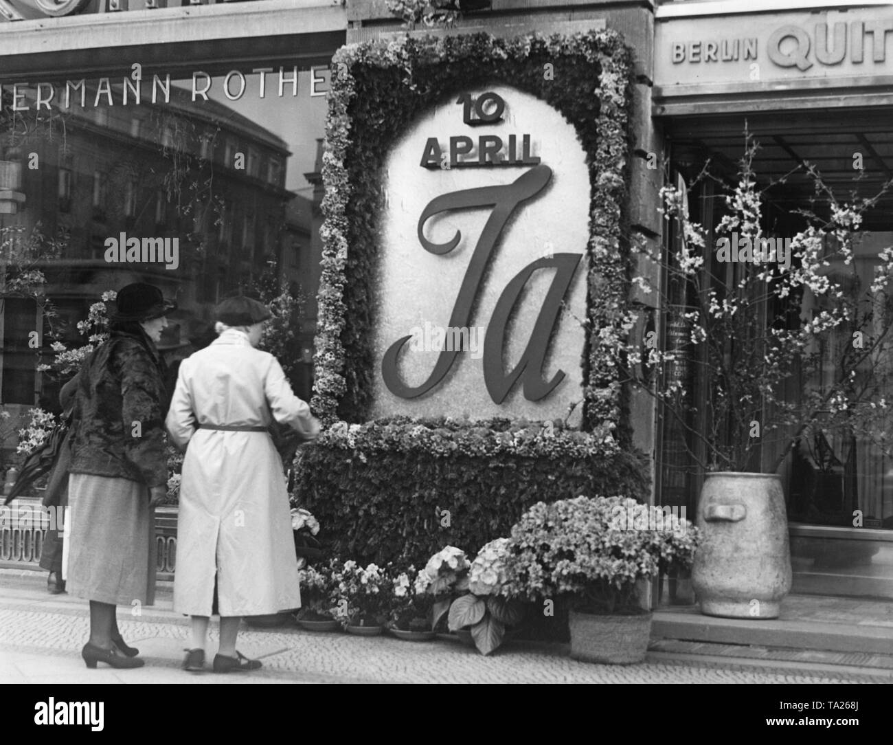 En avril aura lieu un référendum sur l'annexion de l'Autriche à l'Empire allemand. Cette affiche électorale, décorées de fleurs, se bloque dans une boutique de fleurs de Berlin. Il dit : "10 avril Oui'. Banque D'Images