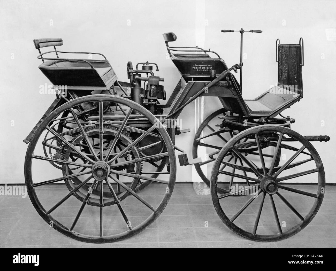 Le otorkutsche «' (motor carriage) a été la première automobile de Gottlieb Daimler. C'était un chariot classique sans timon qui Daimler a ensuite équipé d'un moteur à combustion interne. Banque D'Images