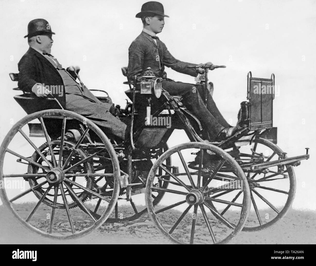 Gottlieb Daimler à l'arrière de son chariot de moteur. Au volant, son fils Adolf Daimler. Banque D'Images