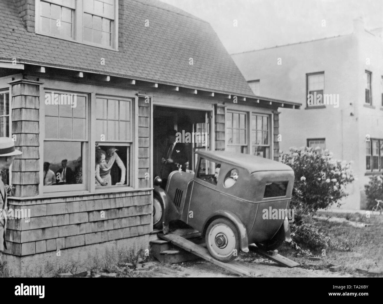 Le 'Dart' conçu par James C. Martin. Martin voulait vendre la petite voiture pour 200 USD, plus 50 USD frais de port. L'emballage en bois a été conçu pour l'utilisation qu'un garage. Comme alternative, la voiture pourrait également être mis en garde sur le porche au moyen d'une rampe, comme indiqué ici. Banque D'Images