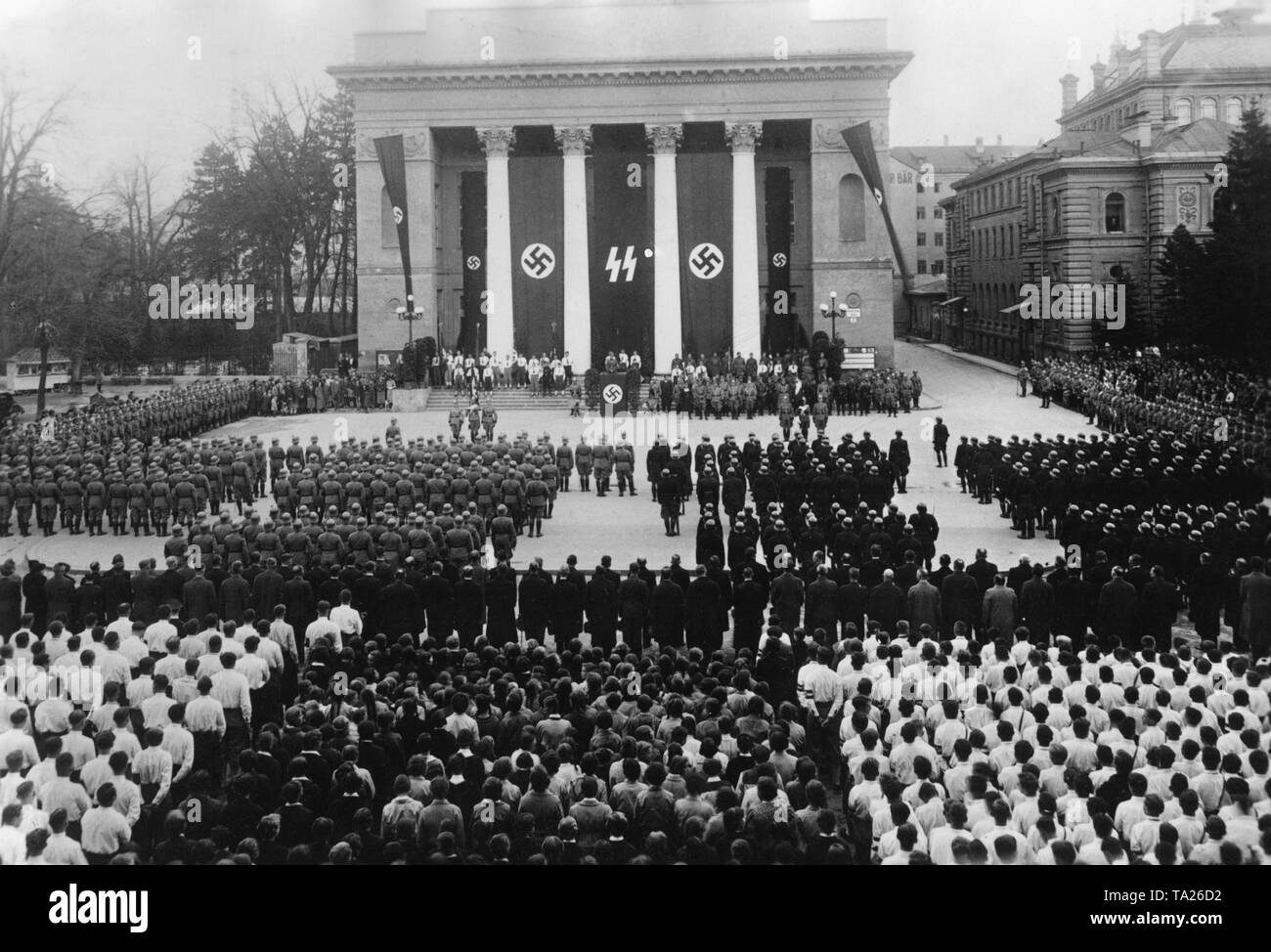 Après l'annexion de l'Autriche à l'Empire allemand, autrichien des agents de police à Innsbruck de serment à Adolf Hitler. Banque D'Images