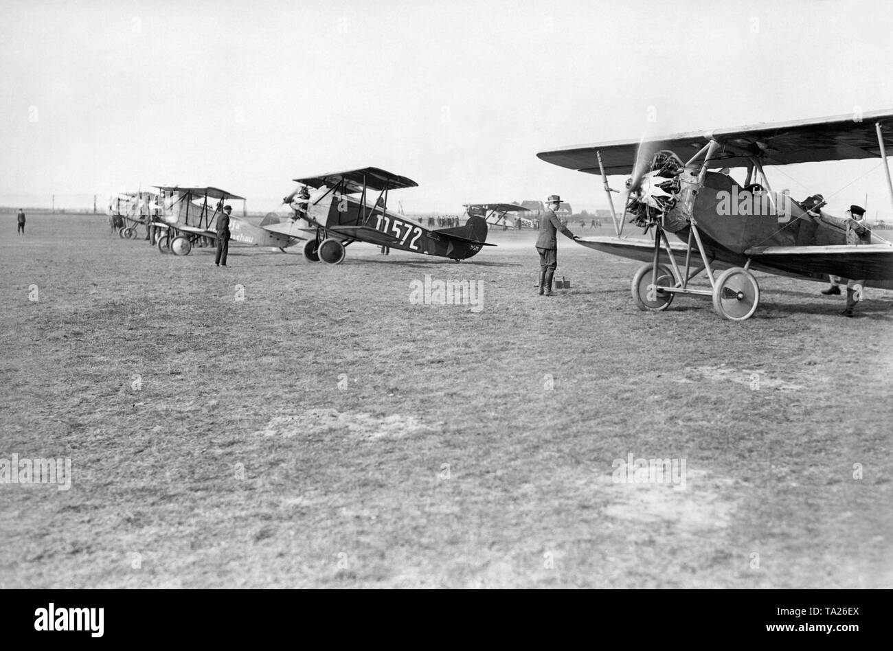 Quatre biplans avant le début de l'aérodrome Berlin-Staaken. Le troisième vol de l'avant porte l'UFA Wochenschau lettrage'. Dans l'arrière-plan, un Dornier Komet de Lufthansa. Banque D'Images