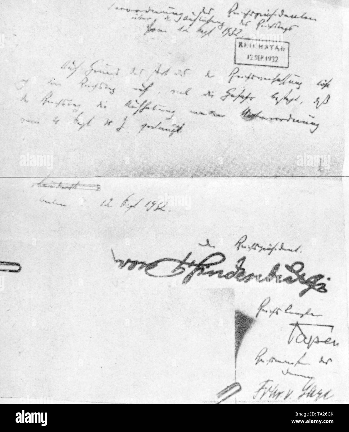 En septembre, le Président du Reich Paul von Hindenburg a dissous le parlement. Voici le décret écrit. Le document est également signé par Reich chancelier Franz von Papen et ministre de l'intérieur, Wilhelm Freiherr von Gayl. Banque D'Images