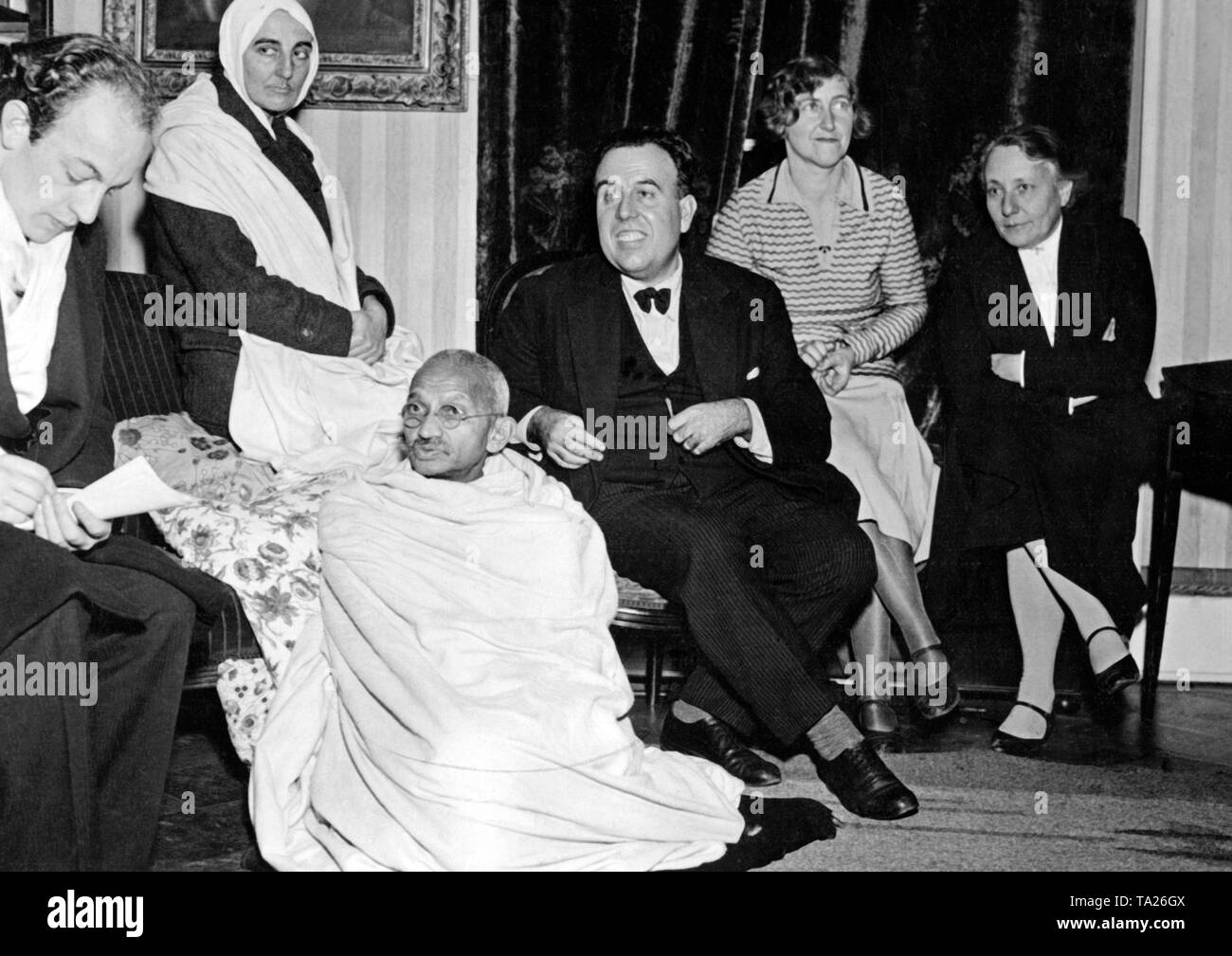 Au cours de son séjour en Villeneuve-Montreaux, le Mahatma Gandhi est reçu par l'écrivain romain Roll dans sa villa 'Lionette". Gandhi est assis derrière sa secrétaire Madeleine Slade, Mirabehn, juste à côté de Gandhi le journaliste suisse et partisan de la langue espéranto Edmond Privat avec son épouse. Banque D'Images