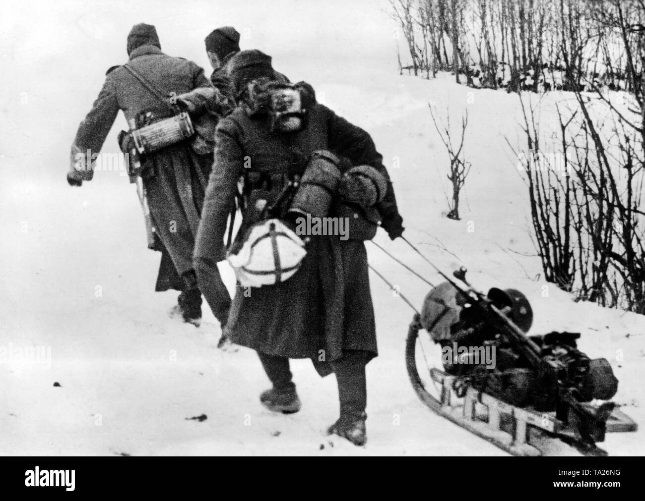 Des soldats de la Wehrmacht, transporter leur équipement et d'armes à travers la neige, avec l'aide d'un traîneau de l'ouest de Moscou. Sur le traîneau est un fusil antichar. Depuis le début de décembre, l'armée allemande a été forcé de se déplacer vers l'ouest en raison de la contre-offensive soviétique. (Photo : PK correspondant de guerre Bauer). Banque D'Images