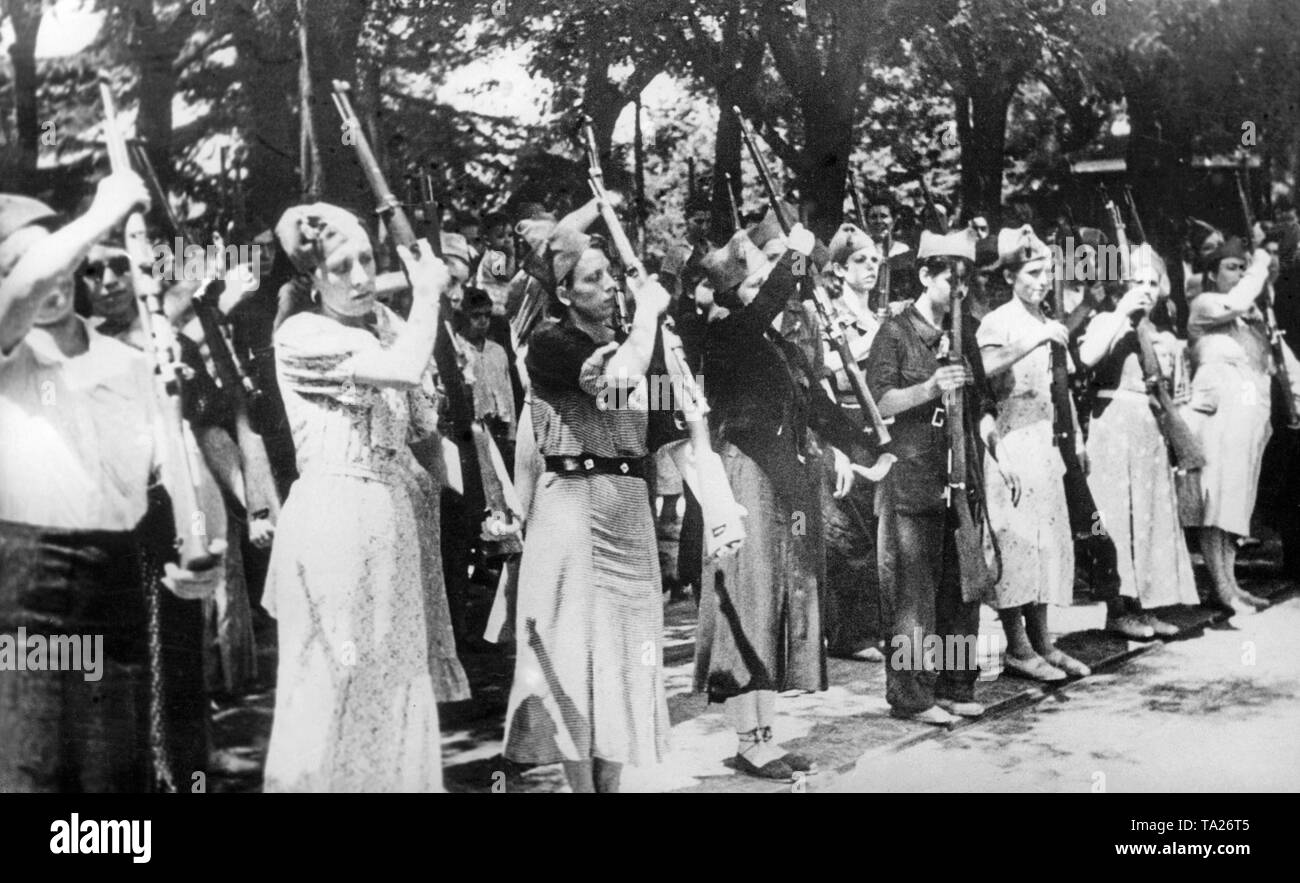 Photo d'un groupe de femmes des combattants républicains de la formation d'un fusil à l'été 1936. Certaines de ces femmes sont déjà le port de l'uniforme et la salopette bleue de la milice ou même leurs vêtements civils. Les combattants sont juste porter une Gewehr 98. Banque D'Images