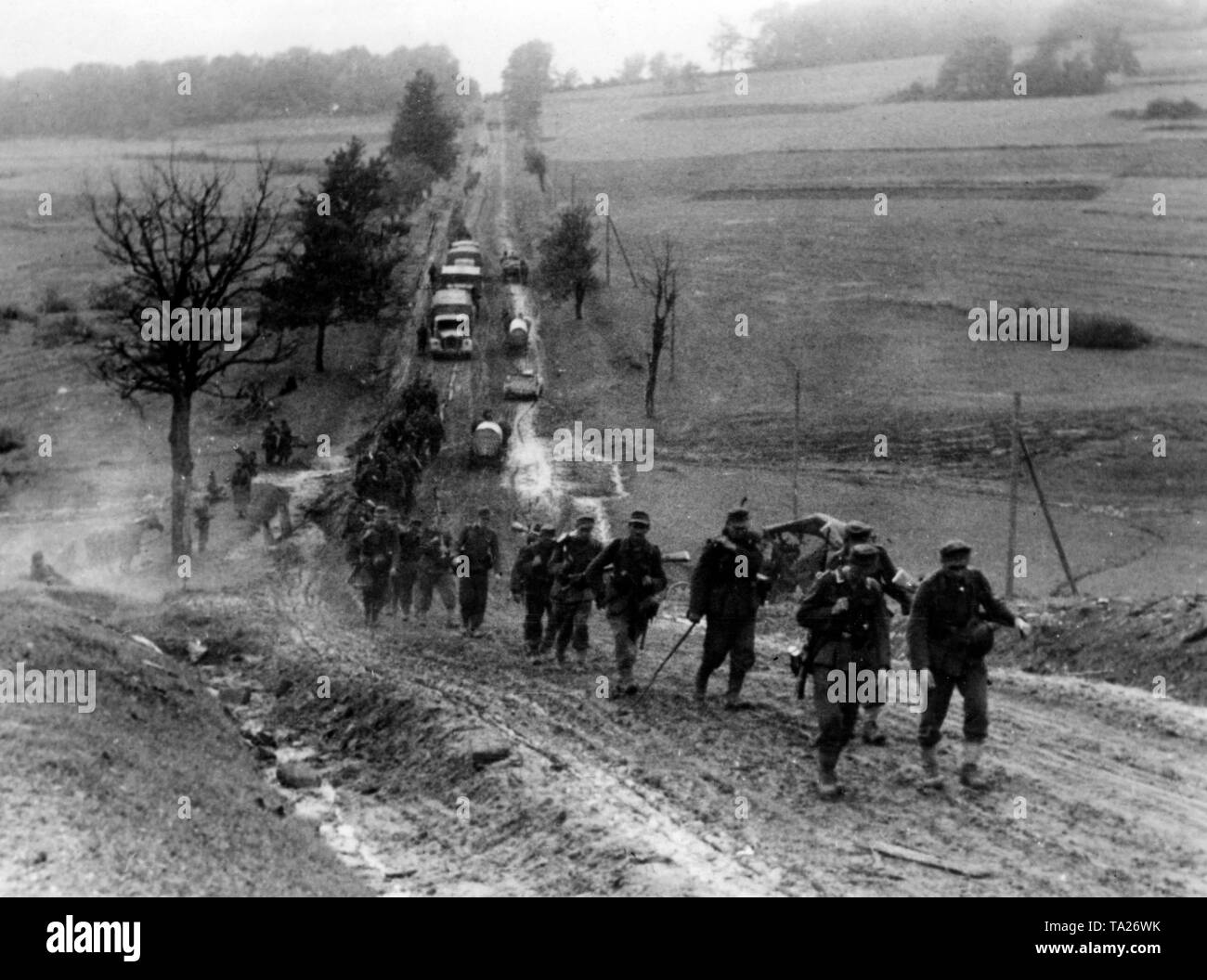 Les soldats allemands en mars la direction de l'avant sur une route boueuse dans le nord de la Slovaquie. Photo de l'entreprise de propagande (PK) : correspondant de guerre Knaack. Banque D'Images