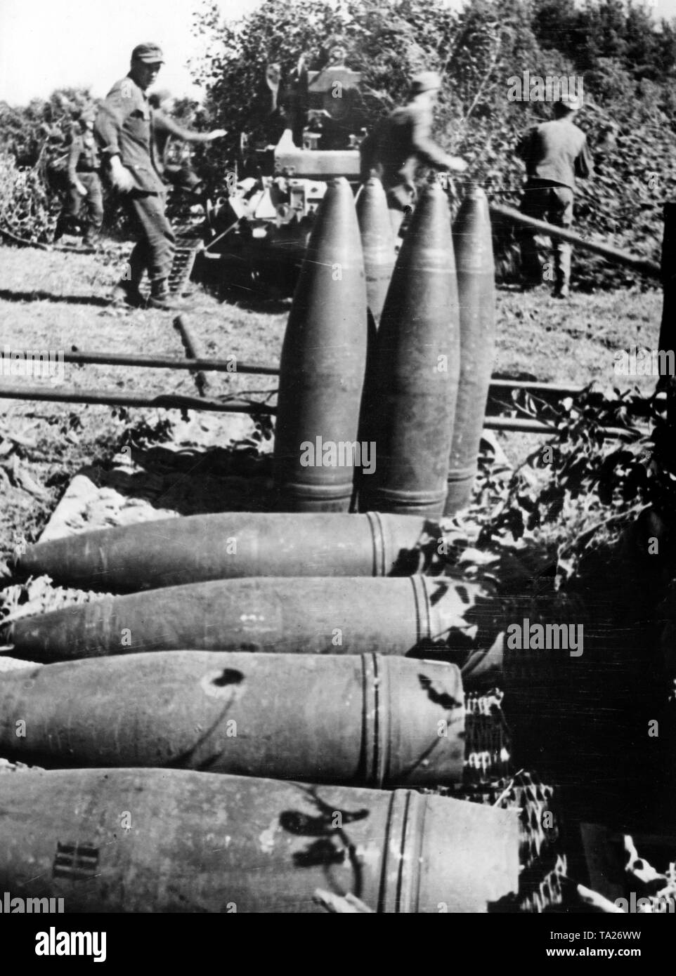 La Wehrmacht a pris place avec une arme derrière les buissons et les branches, dans les Carpates. Au premier plan, les munitions correspondantes prêt. Photo de l'entreprise de propagande (PK) : correspondant de guerre Schlegel-Breg. Banque D'Images