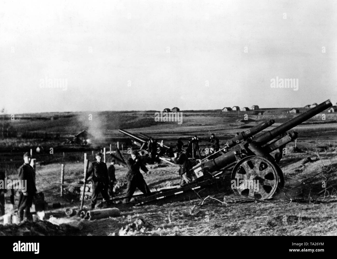 Entouré sans doute les unités allemandes de feu avec leurs obusiers (15-cm-schwere Feldhaubitze 18) dans des directions différentes. On peut présumer qu'ils sont une partie de l'armée du Sud du Groupe. (PK-photo). Banque D'Images