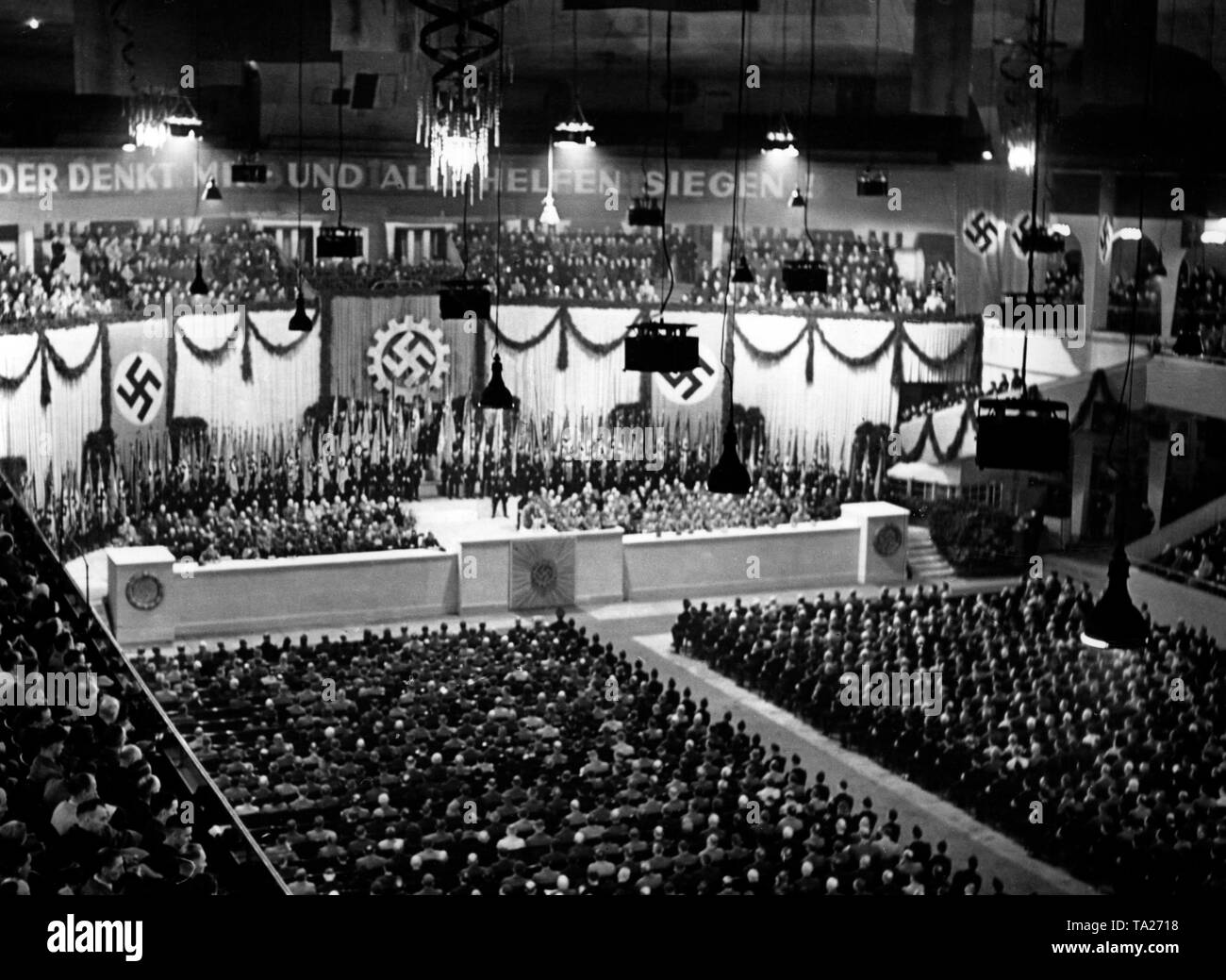 Réunion de la gestion de l'Gau Berlin Allemand du Travail/en 1943. Au-dessus du balcon une bannière avec l'inscription tout le monde suivez-nous, et tout le monde de nous aider à gagner' photo de propagande. Banque D'Images