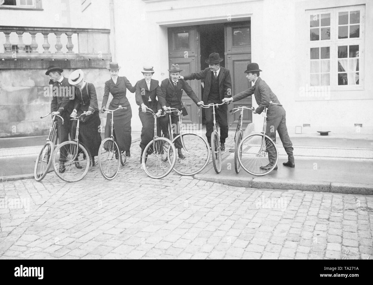 En face de l'château de Fredensborg à Copenhague : de gauche à droite : Prince Christian de Danemark, Princess Cecilie de Mecklembourg, Olga de Cumberland, Alexandrine, épouse du prince Christian, Grand-duc de Mecklembourg Schwerin, Franz Gustav Adolf de Suède et le prince Georg Wilhelm de Cumberland. Banque D'Images