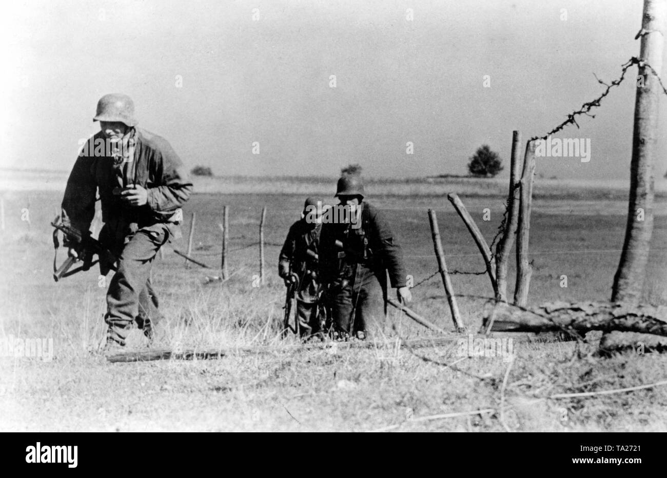 Pendant une pause dans le feu de l'artillerie soviétique, trois soldats allemands établis à leur poste dans un champ en Pologne. En raison de l'opération Bagration de l'Armée Rouge, il s'agit de l'effondrement du groupe d'armées Centre, à l'été 1944. Photo de l'entreprise de propagande (PK) : correspondant de guerre Jacob. Banque D'Images