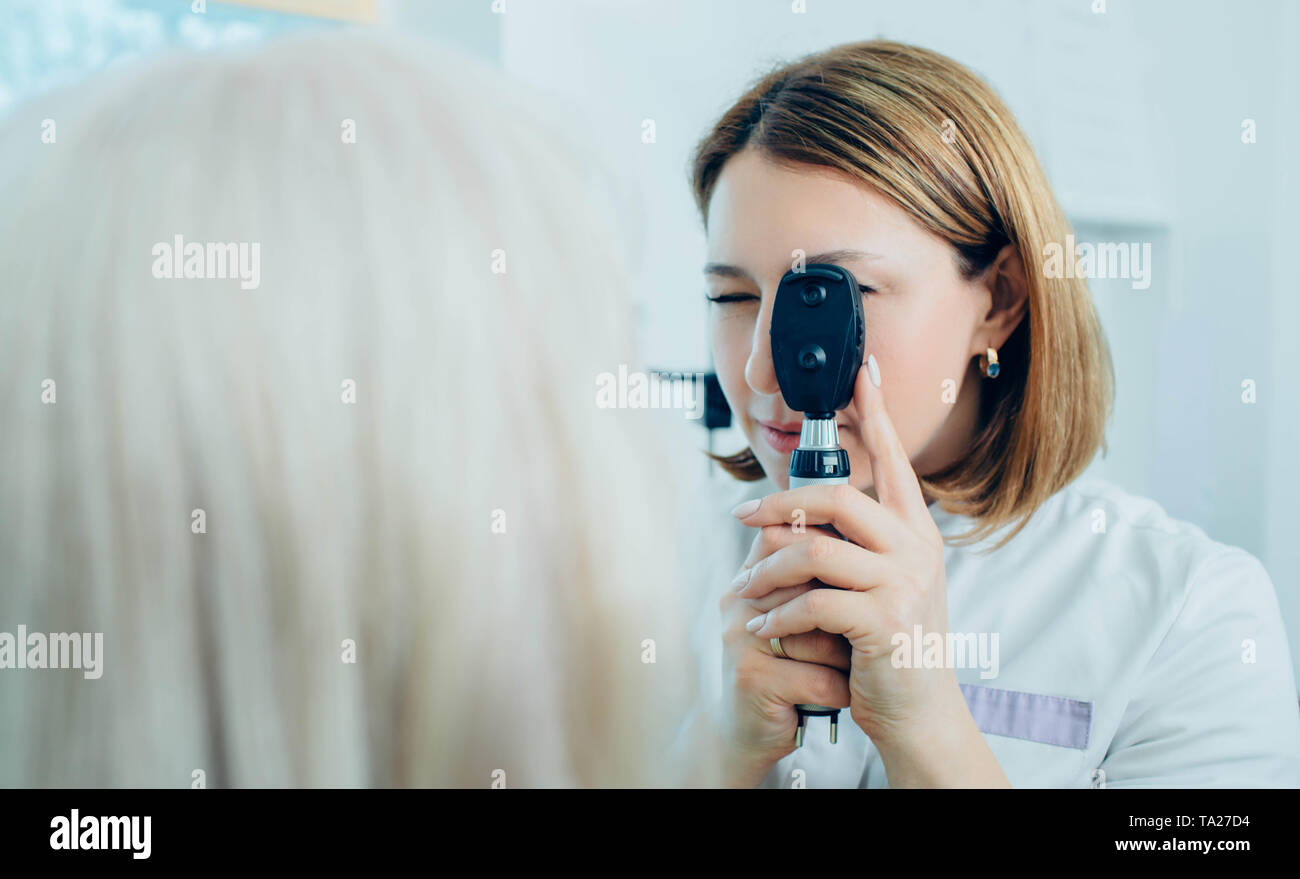 Médecin optométriste examinant les yeux du patient senior avec un équipement oculaire spécial Banque D'Images
