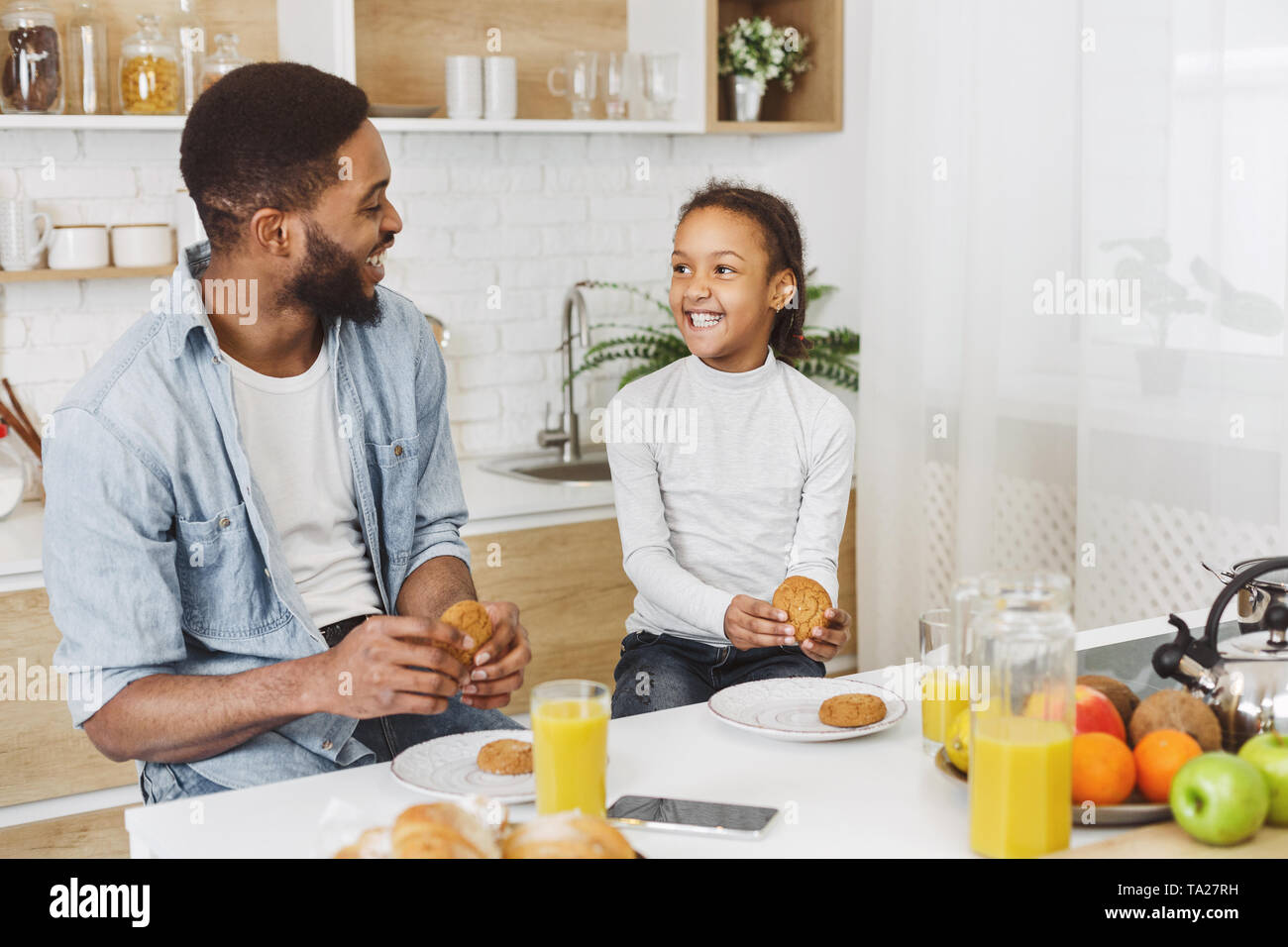 Afro girl enfant et son père ayant le petit déjeuner Banque D'Images