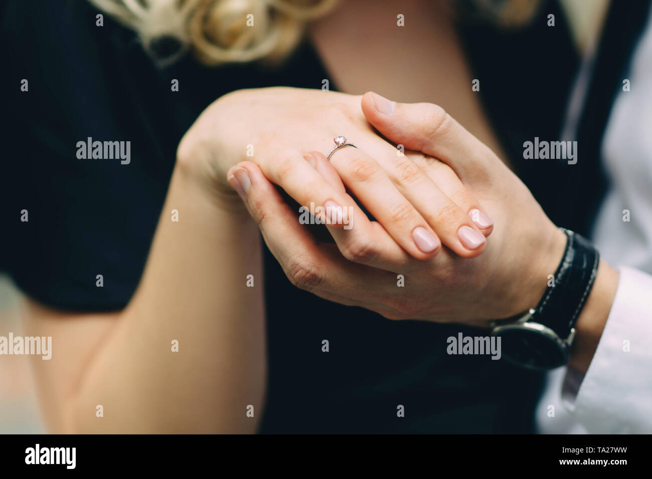 Portrait de l'homme et de la femme les mains avec bague de fiançailles Banque D'Images
