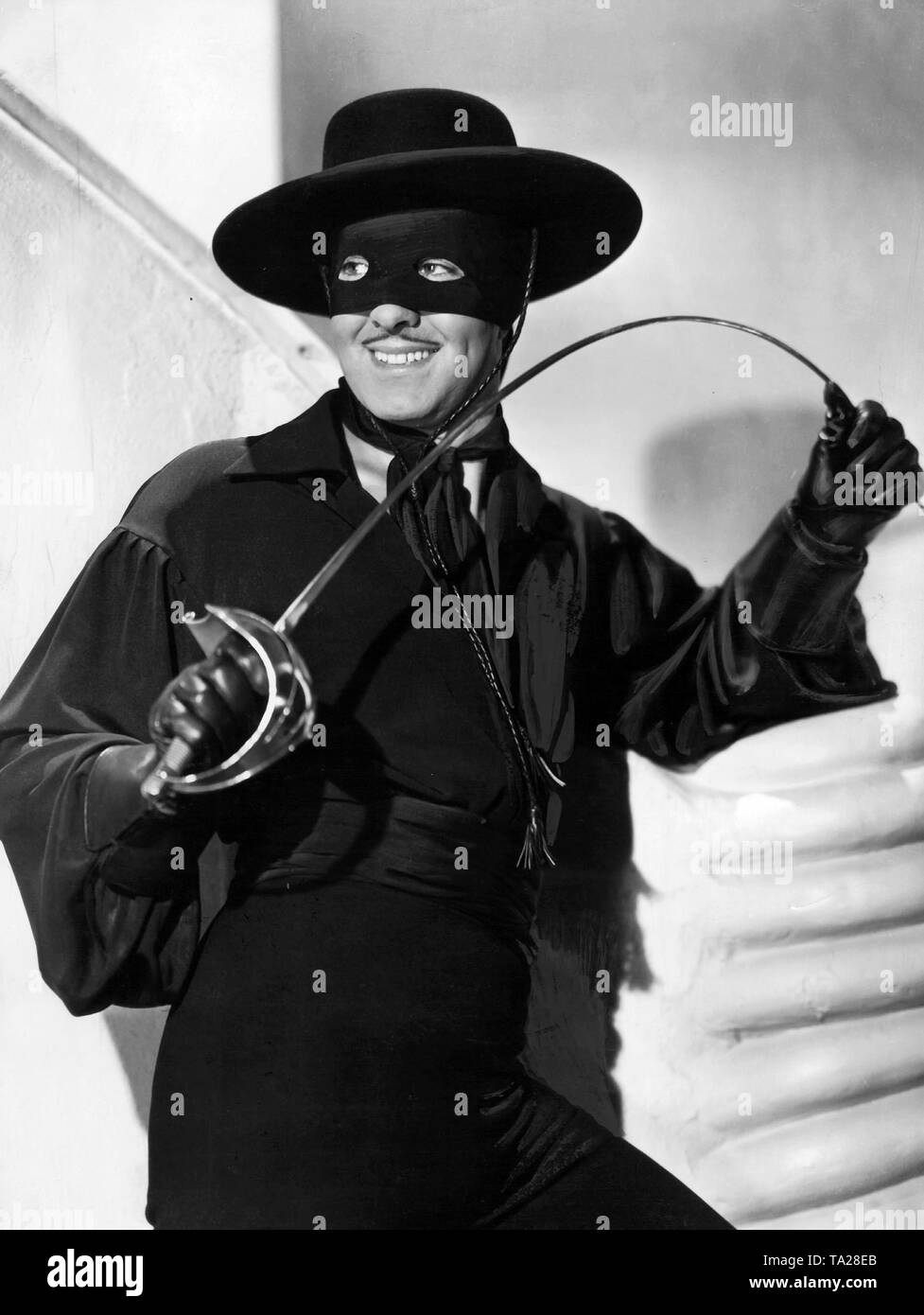 Tyrone Power comme Don Diego avec épée, cape et masque dans le film 'La marque de Zorro'. Banque D'Images