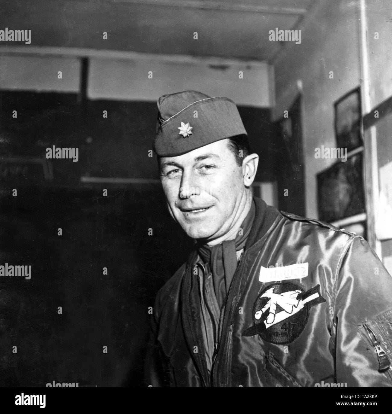 Charles E. "Chuck" Yeager (né le 13.03.1923) a gagné une renommée mondiale comme le premier homme à voler plus vite que le son. Le vol légendaire dans le Bell X-1 a eu lieu à la base aérienne de Muroc Dry (maintenant Edwards Air Force Base) en Californie le 14.10.1947. Banque D'Images